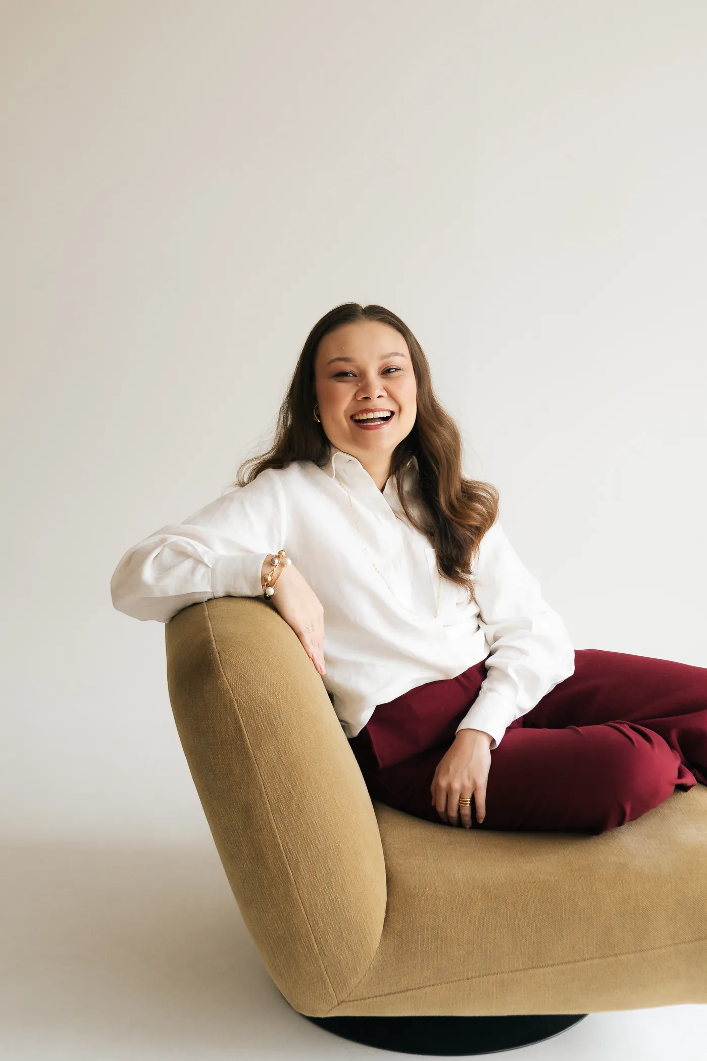 Ana Beatriz Hayasaki sorrindo em um ambiente acolhedor